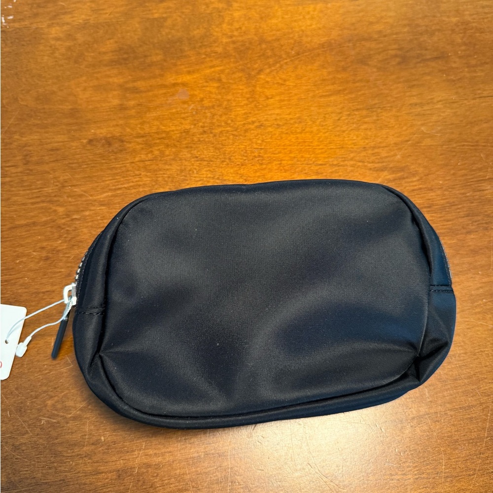 lululemon Black City Essentials Bag - Picture 4 of 4